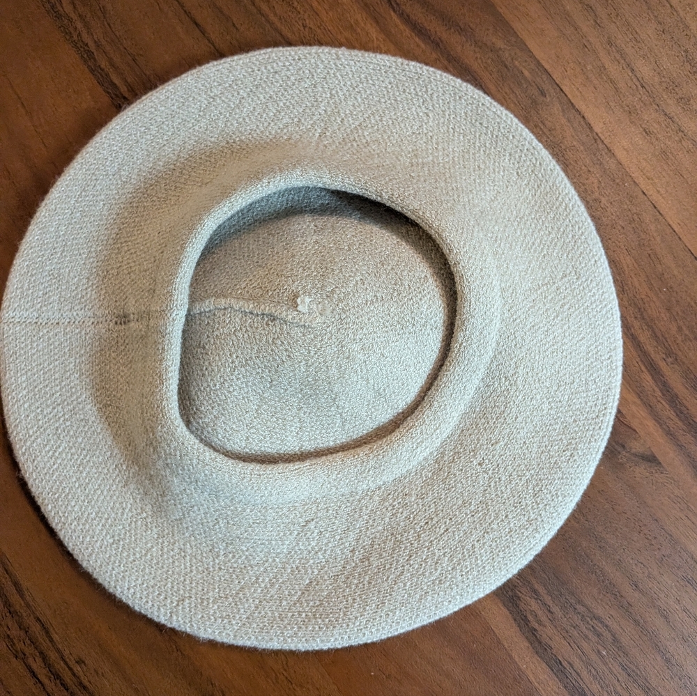 Stylish Cream Beret Hat - Picture 2 of 3